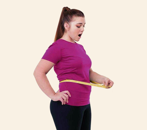 fata își măsoară talia